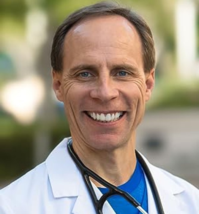 Dr. Mark Stengler (r)