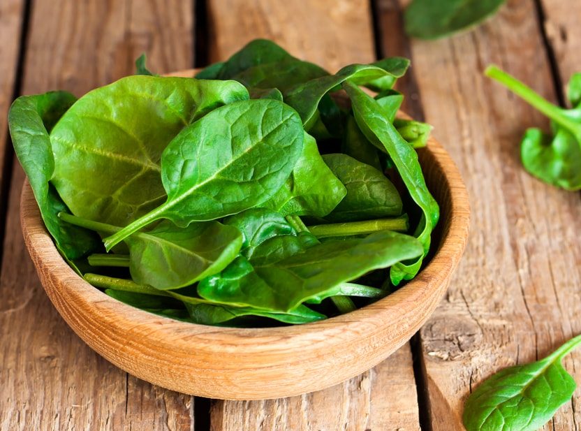 Fresh,Spinach,In,A,Wooden,Bowl